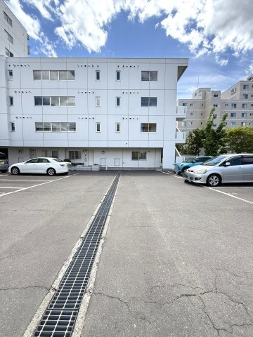 フローラル南27条の駐車場