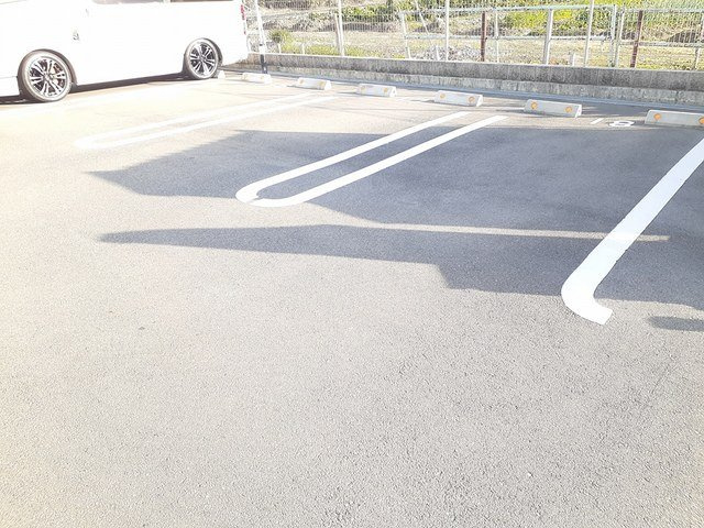 アネックス久我の杜六番館の駐車場