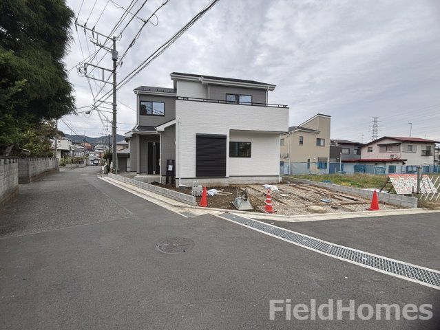 秦野市東田原新築戸建て　1号棟の前面道路含む現地写真|前面道路含む現地写真です。