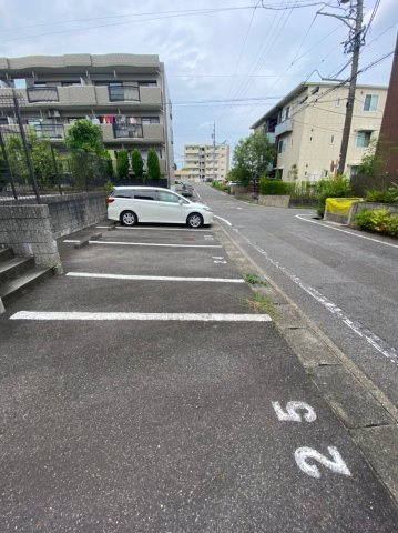 リバティベル三好丘の駐車場