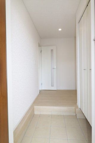 矢吹町小松第６　　　１号棟　　　善郷小学校、矢吹中学区の玄関