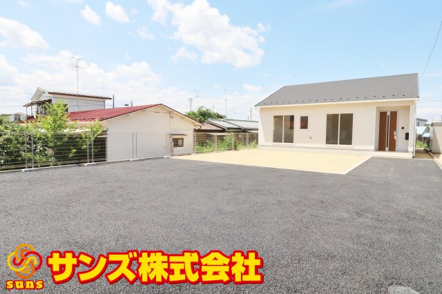 矢吹町小松第６　　　１号棟　　　善郷小学校、矢吹中学区の外観|南東側から見た駐車場を含む外観♪