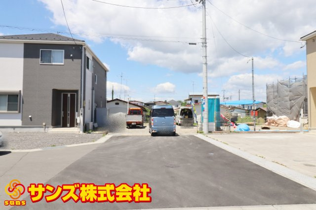 矢吹町小松第６　　　１号棟　　　善郷小学校、矢吹中学区の外観|東側から見た駐車スペース♪