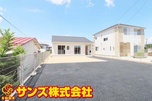 矢吹町小松第６　　　１号棟　　　善郷小学校、矢吹中学区の外観|南西側から見た駐車場を含む外観♪
