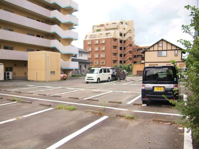 若林ビルの駐車場