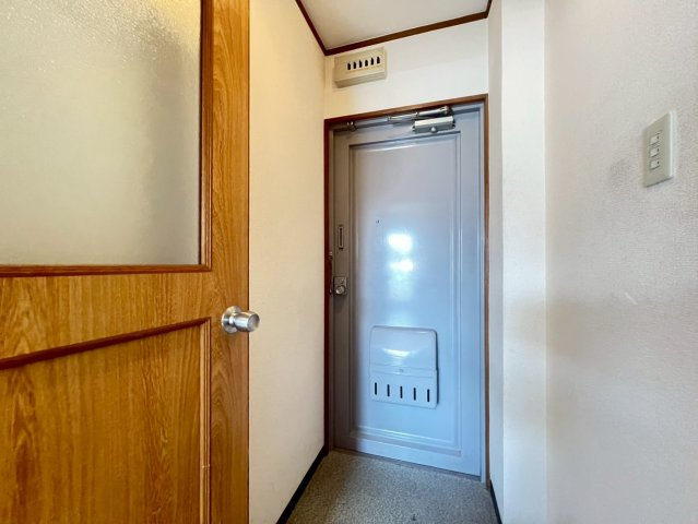 ハイツ銘木の玄関