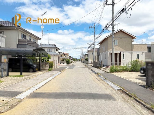 筑西市幸町第21　新築戸建て　1号棟の前面道路含む現地写真|周辺環境も併せて案内致します♪
閑静な住宅地で笑顔あふれる新生活！
ぜひ現地へお越しください♪
