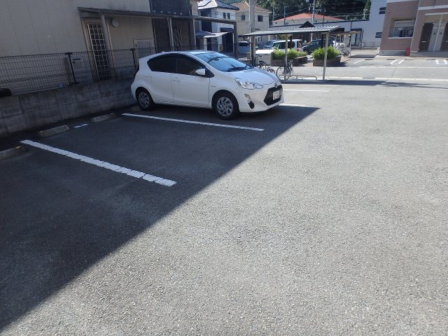 プレタメゾン大前3の駐車場