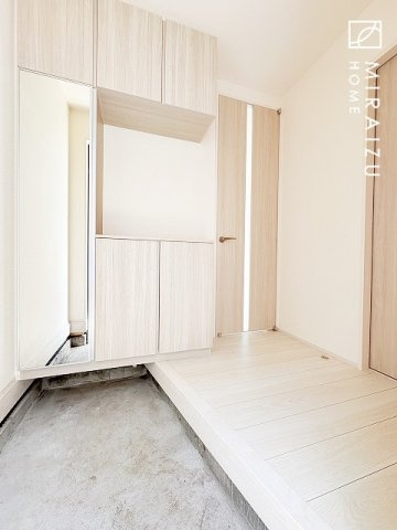 【玄関】 | 永く住むからこそシンプルで飽きのこないデザインに。ただいま、おかえりの温かな声が聞こえる玄関。