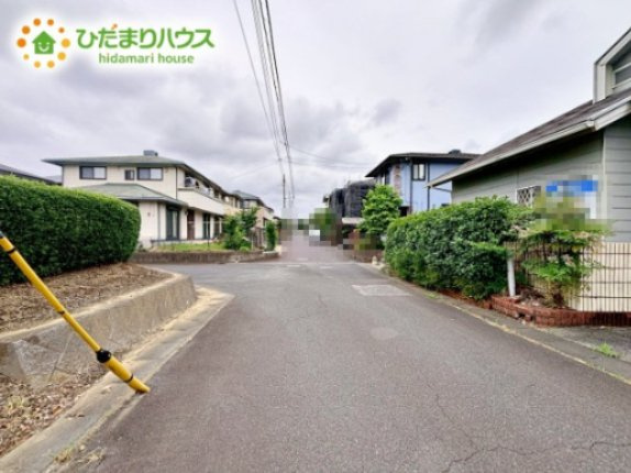 【前面道路含む現地写真】 | 石岡市南台2丁目　中古戸建 | 繁華街のようなにぎやかさがないため、車の音や話し声が少なく、静かな生活を望む人に適している閑静な住宅地！