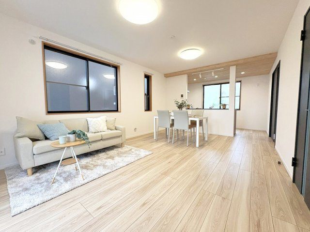 【居間・リビング】 | 西東京市北町2丁目　中古一戸建住宅　(保谷店) | 暮らしの中心となるリビングは、ご家族で心地良く過ごせる空間に。※画像内の家具・小物類等は販売対象外です。