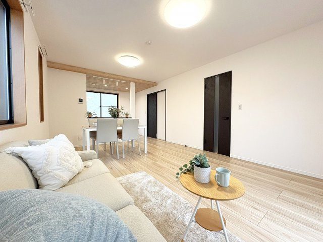 【居間・リビング】 | 西東京市北町2丁目　中古一戸建住宅　(保谷店) | 広々としたリビングはソファーなどの家具もラクラク置くことができます。※画像内の家具・小物類等は販売対象外です。