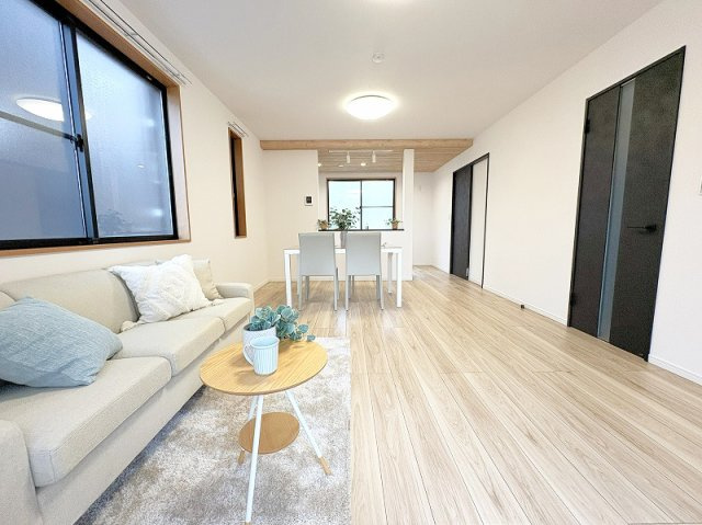 【居間・リビング】 | 西東京市北町2丁目　中古一戸建住宅　(保谷店) | 2026年5月に室内リフォームが完了しており大変きれいです。※画像内の家具・小物類等は販売対象外です。