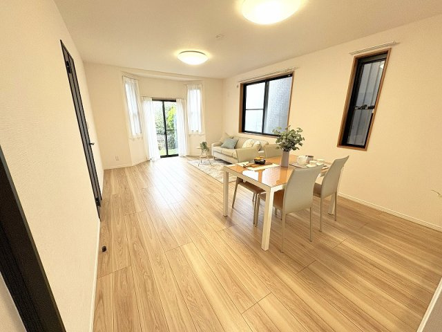 【居間・リビング】 | 西東京市北町2丁目　中古一戸建住宅　(保谷店) | 開放的な空間でゆったりとやすらぎに包まれた時をお過ごしください。※画像内の家具・小物類等は販売対象外です。