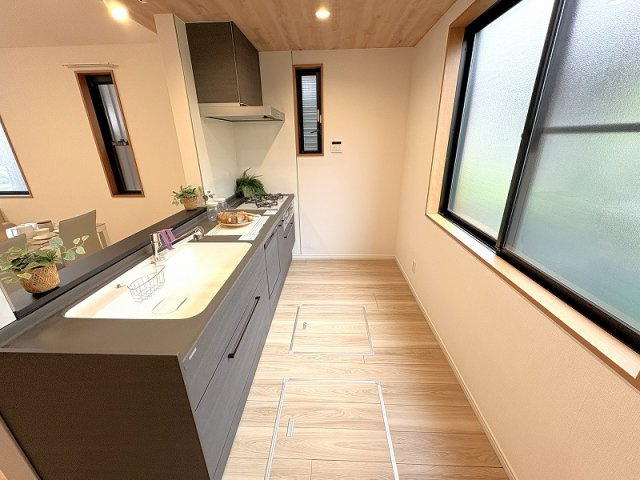 【キッチン】 | 西東京市北町2丁目　中古一戸建住宅　(保谷店) | 家事の負担を減らす食洗機・浄水器付き！忙しい子育て世帯を応援する快適な設備仕様です。※画像内の家具・小物類等は販売対象外です。