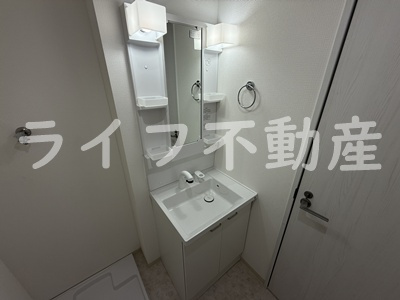D porta gracefulの独立洗面台|独立洗面台、小物を置くことができて便利です