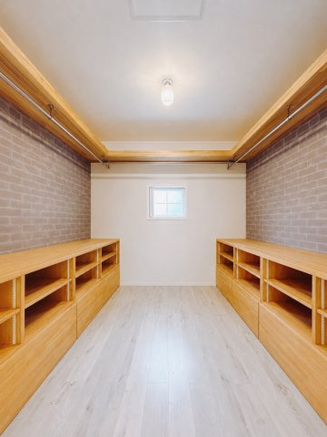 【中古戸建】足利市葉鹿町の収納|■WIC｜主寝室には夢のウォークインがございます♪お洋服やバッグだけでなく、増えていくお洋服やご家族での思い出の品もしっかりと収納します( ＾＾ )