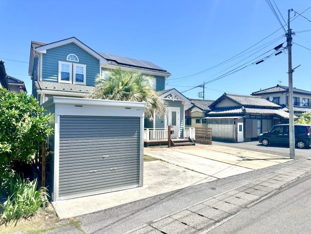 【中古戸建】足利市葉鹿町の駐車場|■駐車場｜シャッター車庫は愛車を雨風や紫外線から守り、資産価値の維持にも繋がります。駐車スペースは5台駐車可能です(*^^*)