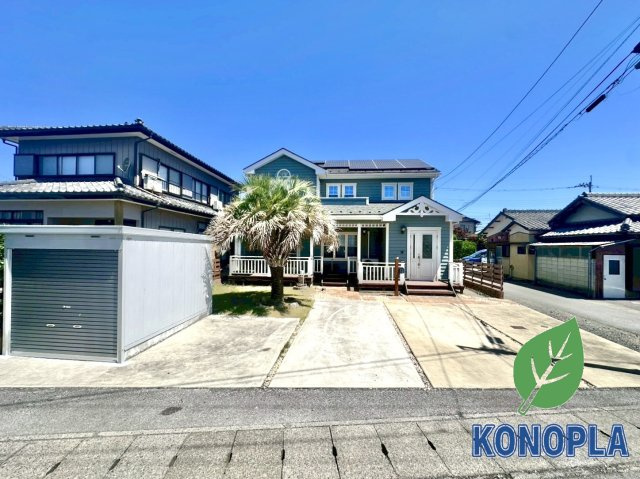 【中古戸建】足利市葉鹿町の前面道路含む現地写真|■外観｜爽やかなカラーが毎日の暮らしを明るく彩ります。帰るたびに気分が上がる、可愛らしさと上品さを兼ね備えた外観です♪
