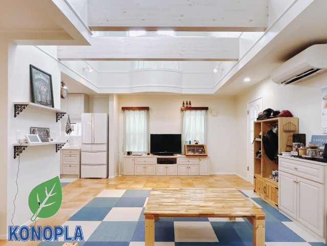 【中古戸建】足利市葉鹿町の居間・リビング|■リビング｜吹抜があり、開放感あふれるリビングです。家具が設置されていて、生活イメージがしやすくなっております(*＾＾*)大きなソファーやテーブルを置いてもゆとりのある空間です♪