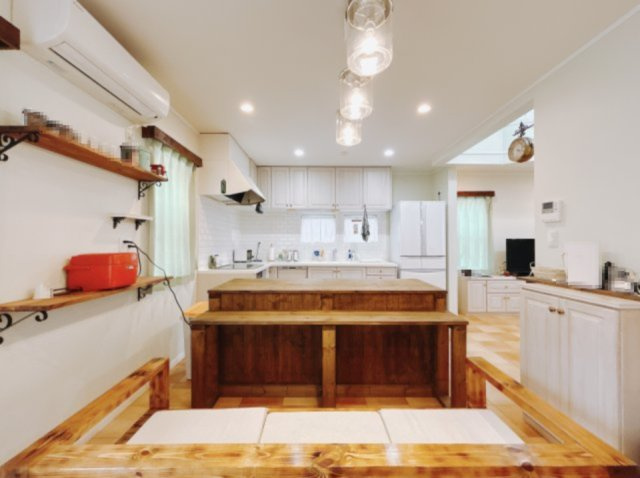 【中古戸建】足利市葉鹿町のキッチン|■ダイニング｜お家にいるけどおしゃれなカフェに来ているような感覚になってしまうダイニング♪ご家族ひとりひとりがお気に入りの過ごし方を楽しめる空間です♪