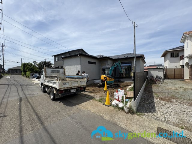 高座郡寒川町田端　新築平屋戸建　全１棟の前面道路含む現地写真|前面道路含む現地写真です　令和8年6月1日撮影（工事中）