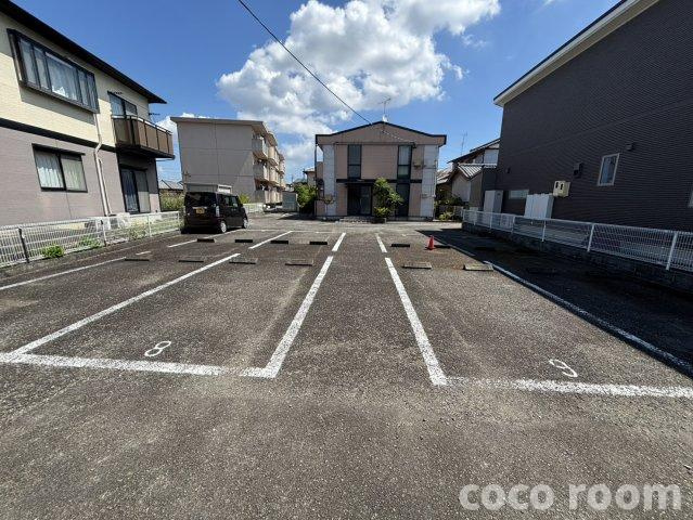 MAYハウス青葉町 の駐車場