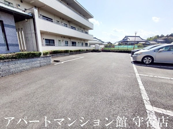 ウエストアールの駐車場