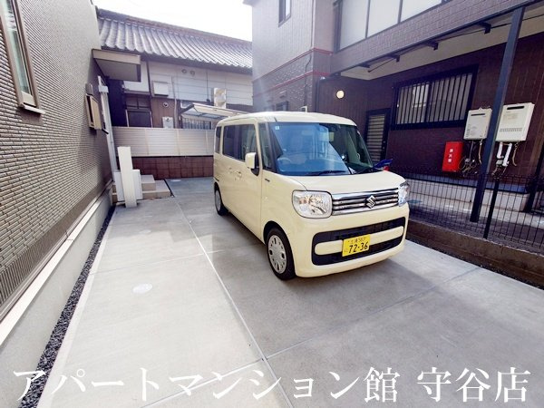 エルメゾンネクストの駐車場