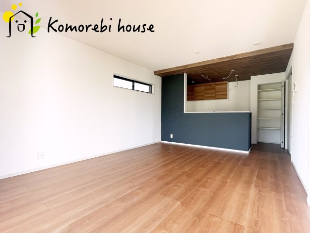 上尾市向山5丁目　新築一戸建て　AiTOWN　07の居間・リビング|使いやすい居間です
