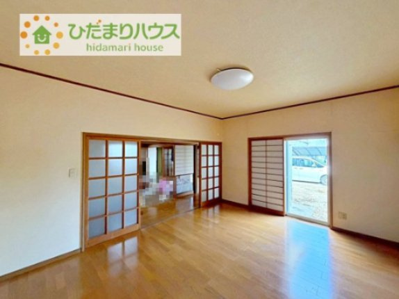 【寝室】 | 下妻市小島　中古戸建 | 庭にも面しているので、室内から庭を見渡せます(*´ω｀)
