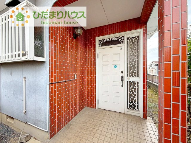 【玄関】 | 下妻市小島　中古戸建 | 雨の日でも屋根があり安心ですね(*´ω`*)