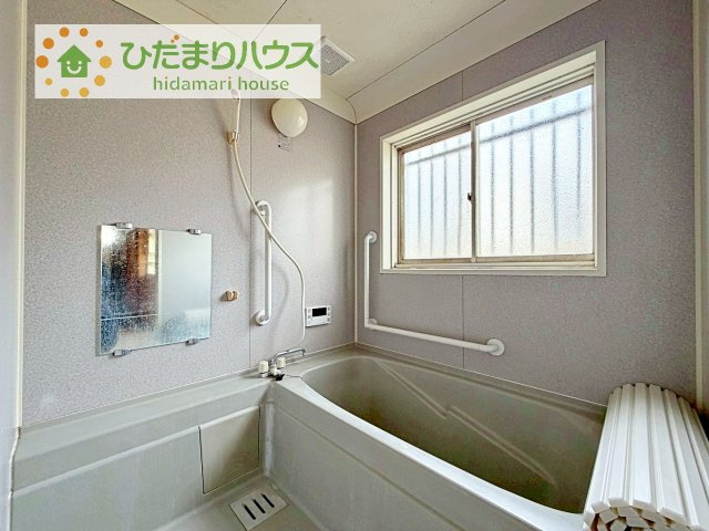 【浴室】 | 下妻市小島　中古戸建 | 手すりも付いている1坪バス！足を伸ばして寛げます♪