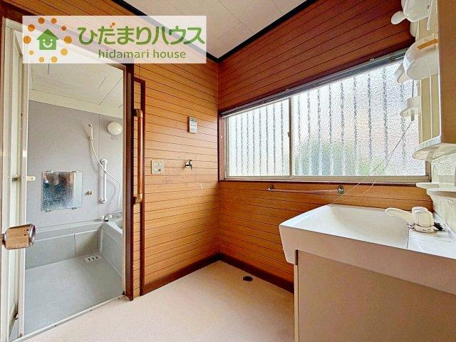 【脱衣所】 | 下妻市小島　中古戸建 | 木のぬくもりを感じる広々とした脱衣所！