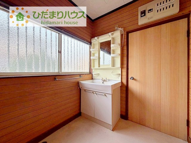 【独立洗面台】 | 下妻市小島　中古戸建 | シンプルで使い勝手の良い洗面台！窓からも明るい光が差し込みます(^^)/