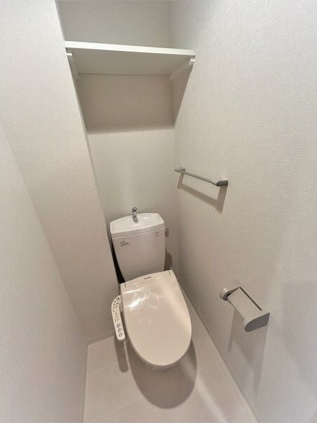 高畑レジデンスのトイレ|落ち着いた色調のトイレです
