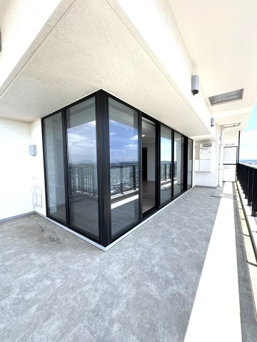 THE VIEW FROM SHONAN｜空と海を見渡す、湘南の特等席。のバルコニー