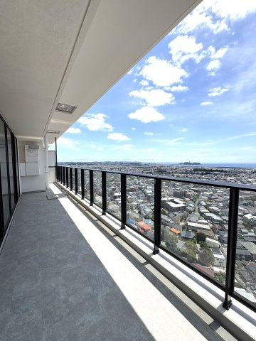 THE VIEW FROM SHONAN｜空と海を見渡す、湘南の特等席。のバルコニー