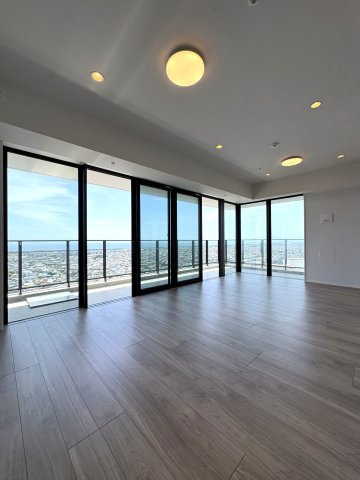 THE VIEW FROM SHONAN｜空と海を見渡す、湘南の特等席。の居間・リビング