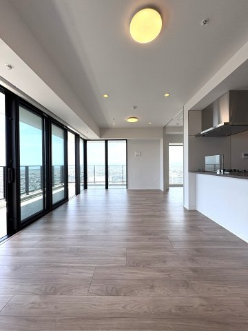 THE VIEW FROM SHONAN｜空と海を見渡す、湘南の特等席。の居間・リビング
