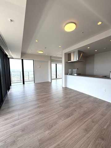 THE VIEW FROM SHONAN｜空と海を見渡す、湘南の特等席。の居間・リビング