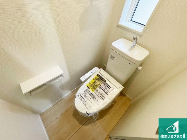 1日(土)2日(日)現地見学可能！　伊丹市千僧　全2邸のトイレ|1・2階の2ヶ所にあるので、朝の忙しい時間の順番待ちもなく、深夜の利用にも大変便利です。