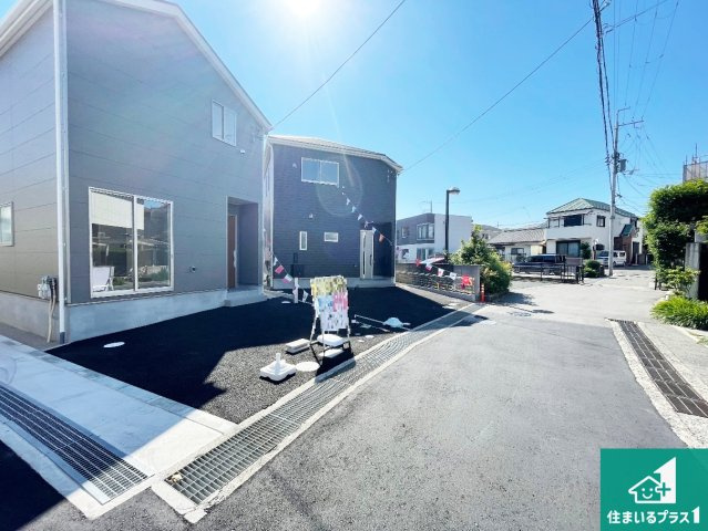 1日(土)2日(日)現地見学可能！　伊丹市千僧　全2邸の前面道路含む現地写真|周辺は閑静な住宅街！前面道路広々で車の出し入れも便利です。駐車が苦手な方でも安心して車庫入れできます！