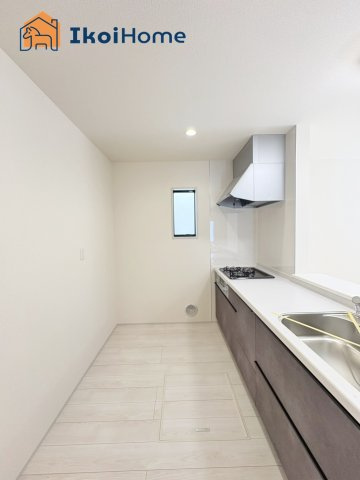 明石市朝霧町1丁目　4期　新築戸建のキッチン|【ホームページに現地動画掲載中】●年中無休：当日予約可●キッチンには便利な床下収納庫も完備！