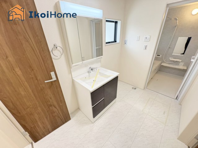 明石市朝霧町1丁目　4期　新築戸建の洗面所|【ホームページに現地動画掲載中】●年中無休：当日予約可●洗面は便利な３面鏡。ゆったりワイドシンク仕様