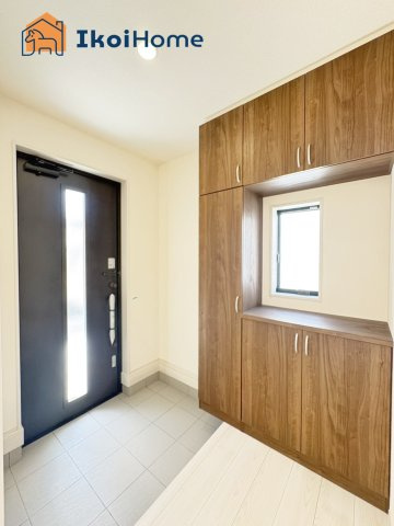 明石市朝霧町1丁目　4期　新築戸建の玄関|【ホームページに現地動画掲載中】●年中無休：当日予約可●玄関にはコの字型シューズボックスを完備！