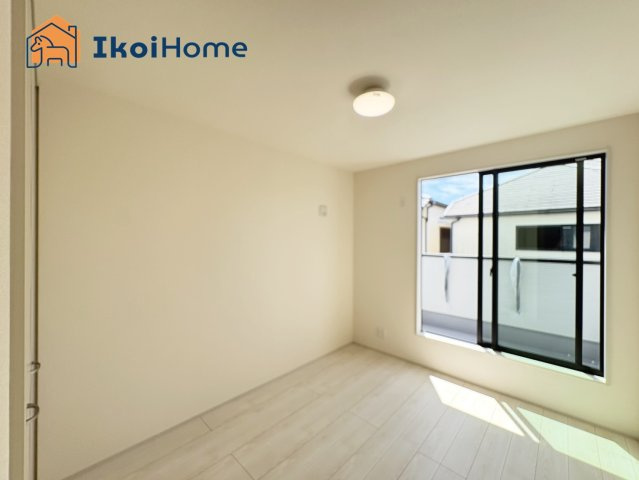明石市朝霧町1丁目　4期　新築戸建の寝室|【ホームページに現地動画掲載中】●年中無休：当日予約可●バルコニーに面した明るいお部屋です♪