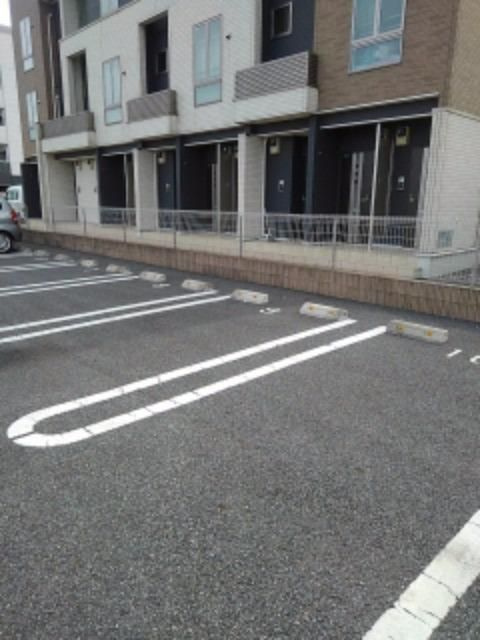 西多摩郡瑞穂町大字箱根ケ崎のアパートの駐車場