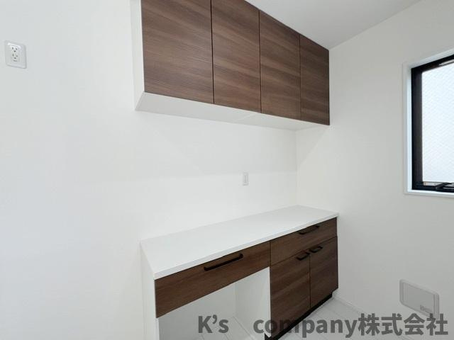 ◎茅ヶ崎市浜之郷　新築戸建のキッチン|備え付けの収納付きで、キッチンをスッキリと片付けられます◇