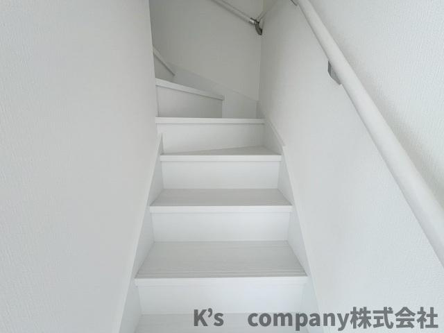 ◎茅ヶ崎市浜之郷　新築戸建の収納|手すり付きの階段☆小さなお子様やご年配の方にも嬉しい仕様◇
